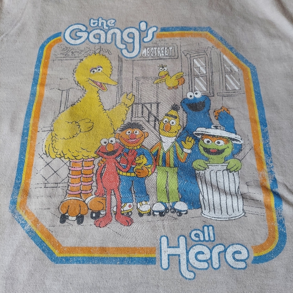 Vintage Sesame Street "The gangs all here" Busch  Gardens  & Sea World, size M